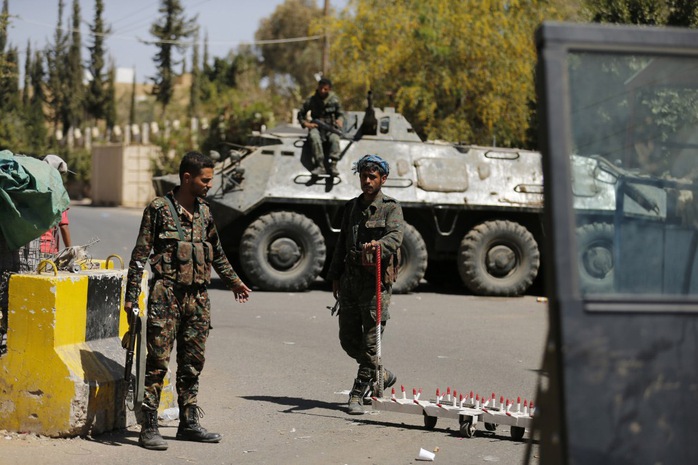 Binh lính canh gác bên ngoài Đại sứ quán Mỹ tại thủ đô Sanaa - Yemen hôm 11-2, một ngày sau khi cơ sở ngoại giao này đóng cửa Ảnh: REUTERS