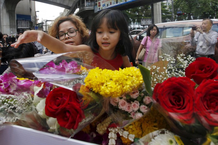 Người dân đặt hoa tưởng niệm các nạn nhân tại đền Erawan hôm 19-8. Ảnh: REUTERS