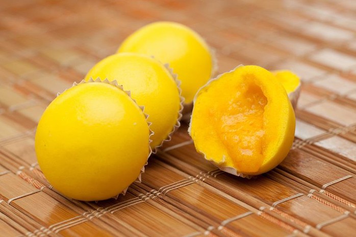 Sữa và trứng muối làm nên mùi vị đặc trưng cho bánh bao kim sa Sữa và trứng muối làm nên mùi vị đặc trưng cho bánh bao kim sa