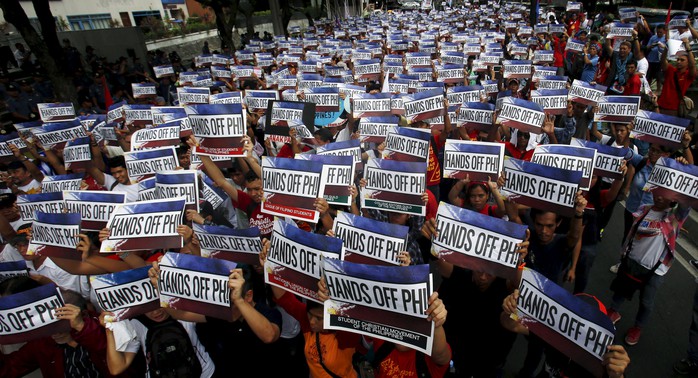Người dân Philippines tuần hành phản đối tham vọng độc chiếm biển Đông của Trung Quốc vào cuối tuần rồi Ảnh: Reuters