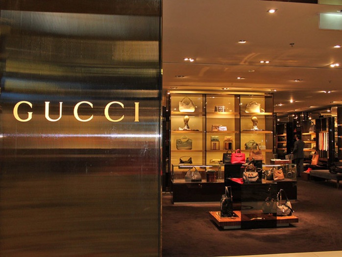 Những nhãn hàng sang như Gucci, Burberry, Hermes sẵn sàng phục vụ các tín đồ mê hàng hiệu.