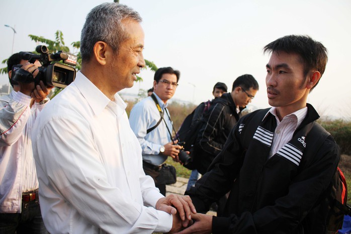 Ông Đặng Ngọc Tùng, Ủy viên Trung ương Đảng, Chủ tịch Tổng LĐLĐ Việt Nam, bắt tay động viên công nhân về quê ăn Tết