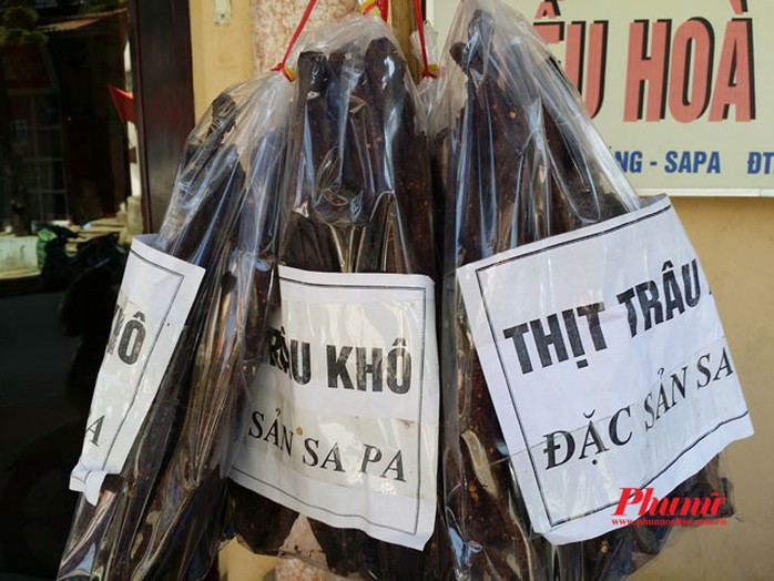 Lên Sa Pa du khách có thể mua thịt trâu sấy khô. Thịt được bày bán khá nhiều tại Sa Pa, giá khoảng 800.000-1.000.000 đồng/kg tùy chất lượng của thịt trâu khi sấy.