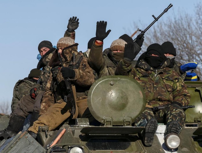 Quân đội Ukraine gần Debaltseve ngày 17-2. Ảnh: REUTERS