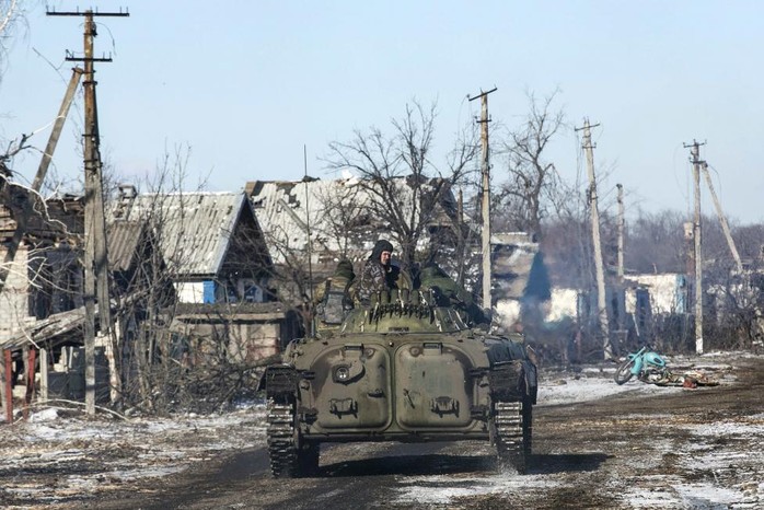 Quân ly khai di chuyển gần làng Nikishine, Đông Nam Debaltseve, ngày 17-2. Ảnh: Reuters