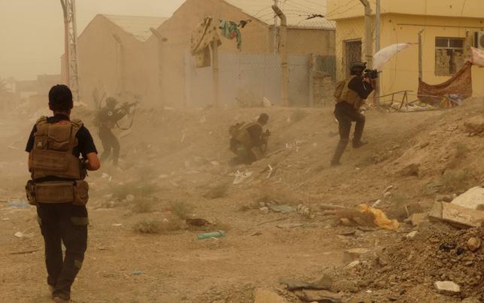 Binh lính Iraq bảo vệ Ramadi hôm 14-5. Ảnh: Reuters