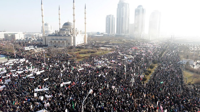 Đường phố Grozny chật kín người hôm 19-1. Ảnh: Reuters