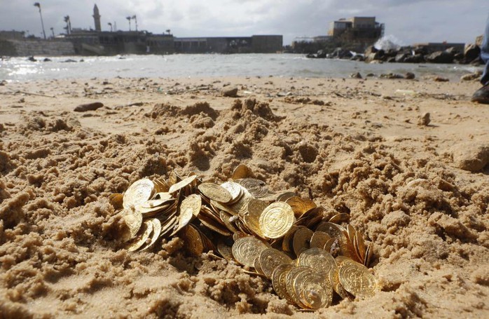 Số xu vàng cổ tìm thấy ngoài khơi Caesarea, phía Bắc Tel Aviv - Israel được trưng bày hôm 18-2. Ảnh: Reuters