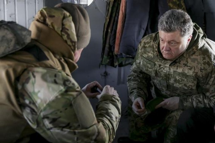 Tổng thống Poroshenko trên trực thăng đến Artemivsk ngày 18-2. Ảnh: Reuters