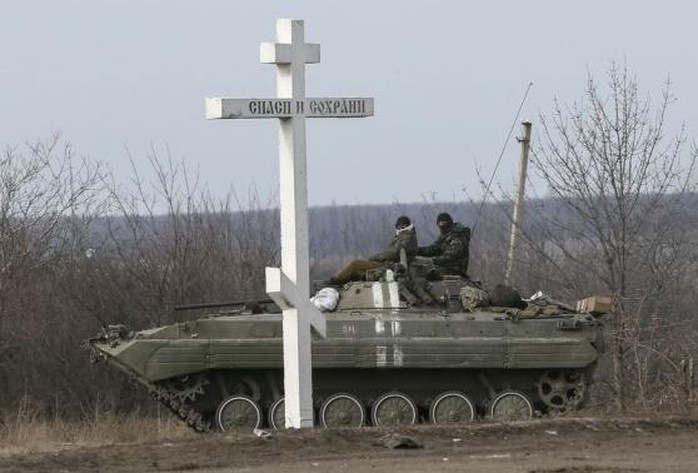 Quân đội Ukraine rút về thị trấn Artemivsk ở phía Bắc Debaltseve hôm 19-2. Ảnh: Reuters