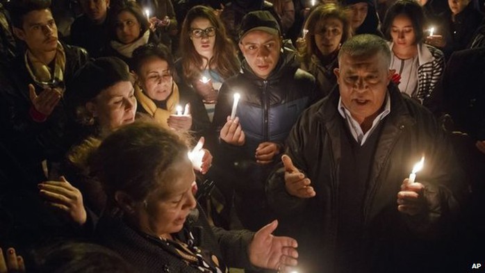 Thắp nến tưởng nhớ nạn nhân trên đường phố Tunis. Ảnh: AP