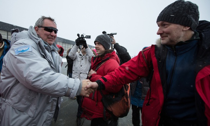 Phó thủ tướng Rogozin (trái) đến sân bay Svalbard tại trung tâm hành chính Longyearbyen. Ảnh: Tass