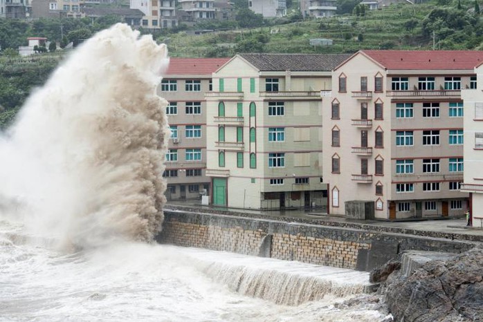 Bão Chan-hom đổ bộ tỉnh Chiết Giang với cột sóng cao 10 m
