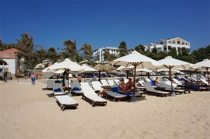 Du khách tại một resort ở Phan Thiết - Ảnh: Đào Loan