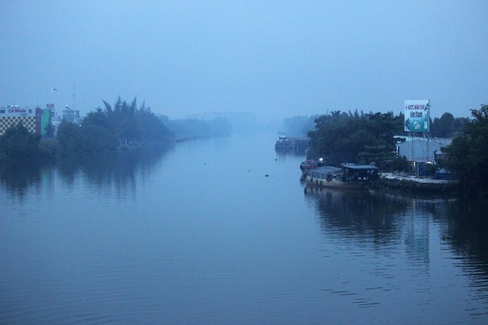 7 giờ sáng, sông Chợ Đệm, tại cầu Bình Điền 2 (Thuộc Quốc lộ 1, cửa ngõ phía Tây TP HCM) nhìn khá mờ ảo.