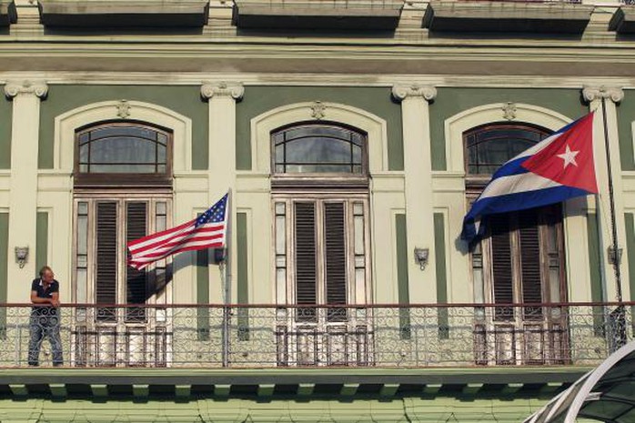 Cờ Mỹ (trái) và cờ Cuba tung bay trước cửa một khách sạn ở thủ đô Havana hôm 19-1. Ảnh: Reuters