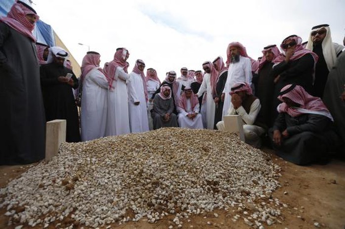 Gia đình hoàng gia Ả Rập chôn cất Quốc vương trong một ngôi mộ đơn giản theo truyền thống đạo Hồi. Ảnh: Reuters