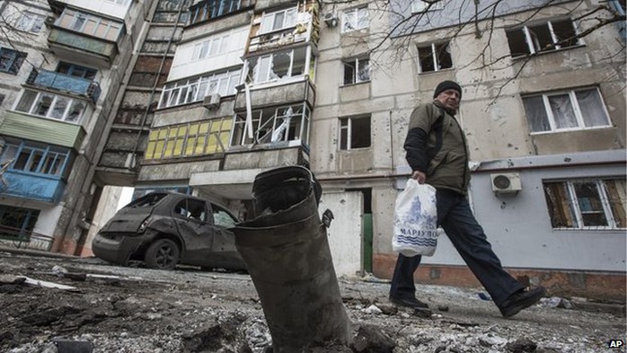 Tàn tích sau các cuộc tấn công bằng rốc-két vào TP Mariupol hôm 24-1. Ảnh: AP