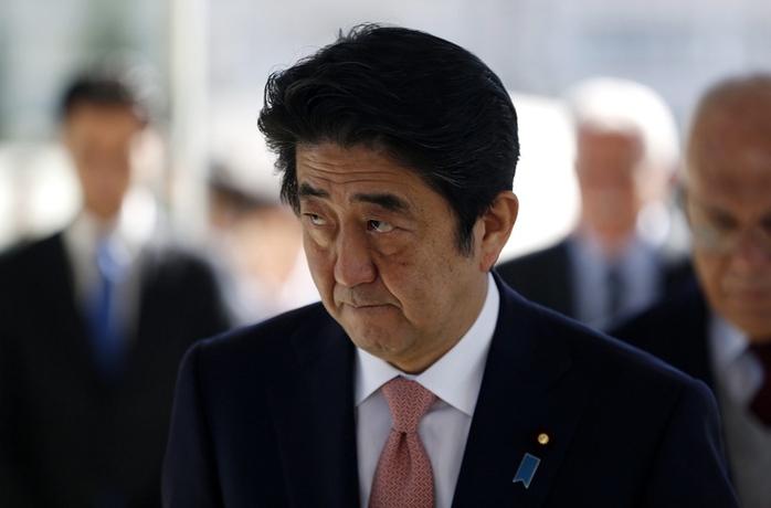Thủ tướng Abe đối mặt thách thức không nhỏ sau hơn 2 năm lên cầm quyền. Ảnh: EPA
