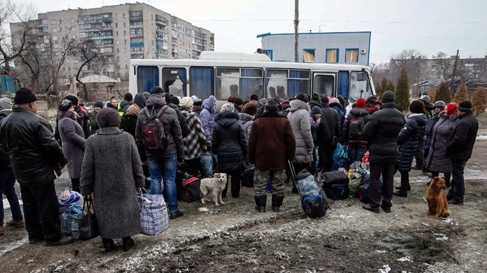Cư dân thị trấn Debaltsevo rời khỏi vùng xung đột. Ảnh: Reuters