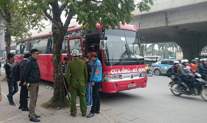 Lái xe và phụ xe đang làm việc với cơ quan chức năng