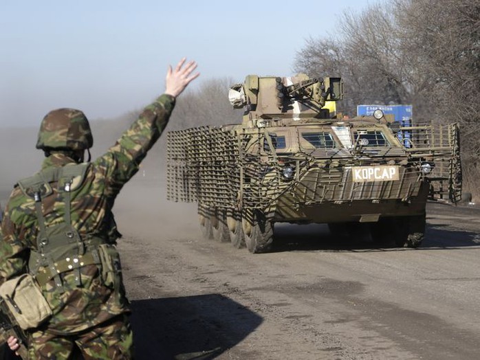 Binh sĩ Ukraine trên tuyến quốc lộ dẫn vào thị trấn Debaltseve. Ảnh: AP