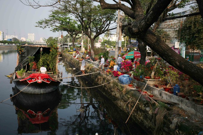 Thuyền hoa tấp nập dưới bến. 