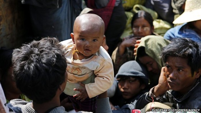 Hàng ngàn người Myanmar tràn qua biên giới vào Trung Quốc khiến Bắc Kinh lo ngại. Ảnh: EPA