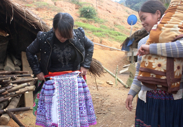 Du khách thích thú trước những bộ váy đẹp của thiếu nữ Mông trên đỉnh Sài Khao