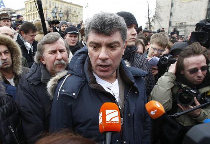 Ông Nemtsov phát biểu trước người biểu tình năm 2012. Ảnh: Reuters