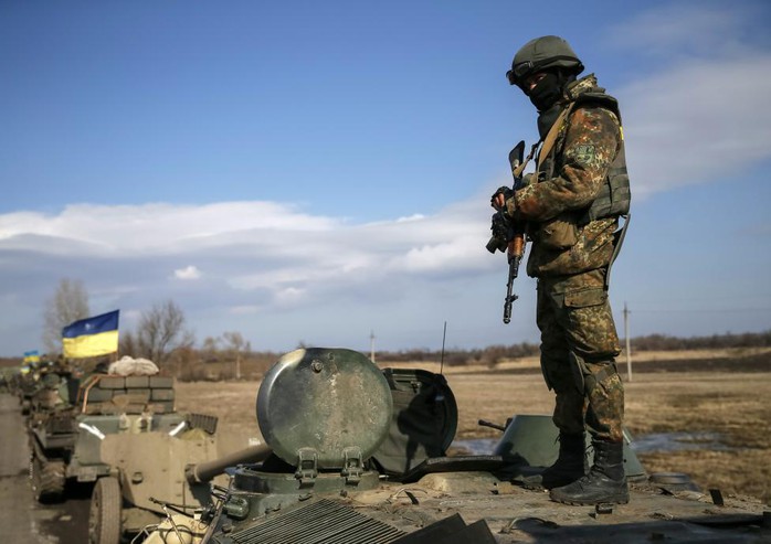 Đoàn xe quân sự Ukraine rút khỏi khu vực Debaltseve ở miền Đông hôm 27-2. Ảnh: Reuters