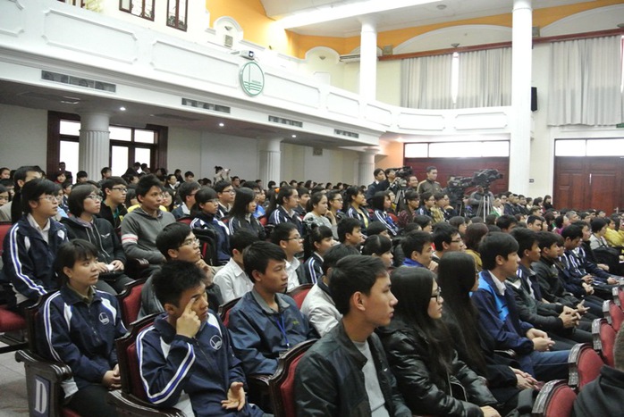 Các sinh viên lắng nghe bài phát biểu của Đại sứ