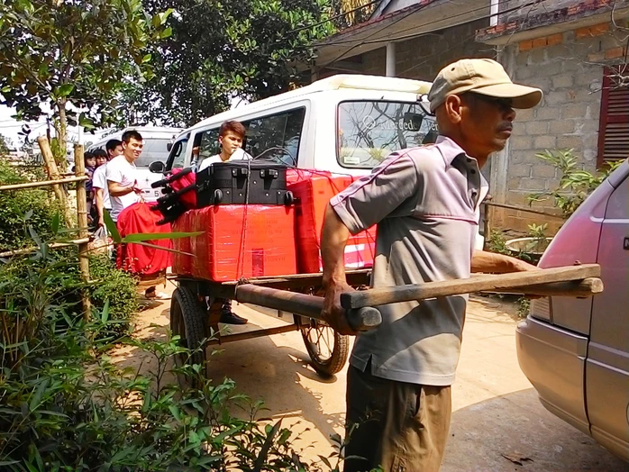 Hành khách mang hành lý tới ga Mỹ Chánh để tiếp tục hành trình.