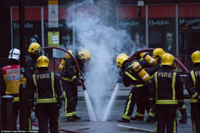 Lực lượng cứu hỏa dập lửa. Ảnh: Daily Mail