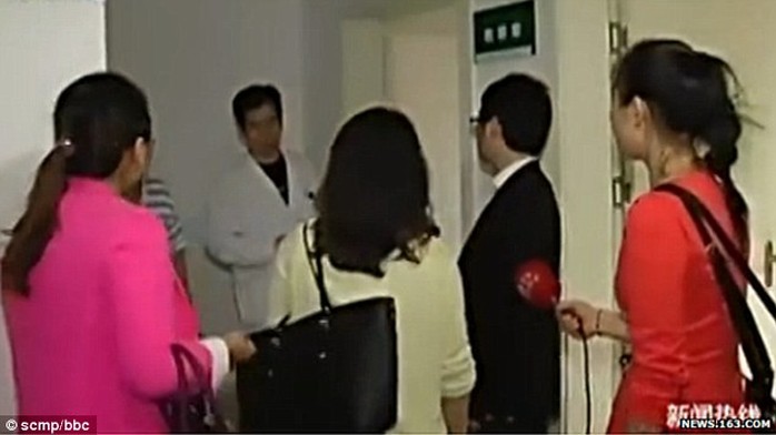 Các cô gái đến bệnh viện thăm Yuan. Ảnh: SCMP
