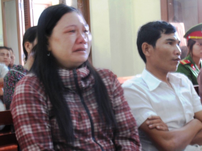 Bà Ngô Thị Tuyết òa khóc khi nghe trên thi thể em mình có quá nhiều vết thương do công an gây ra