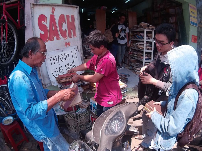 Nhiều người ở tận các quận trung tâm trong thành phố như quận 1, quận 2, quận 3 nhưng vẫn tìm đến để ủng hộ hiệu sách