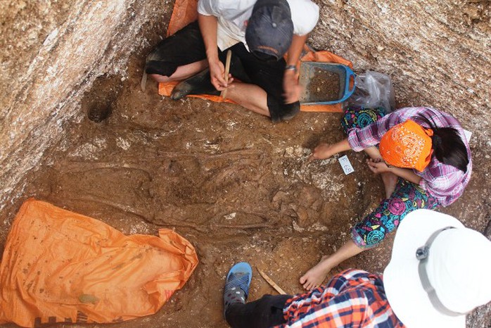 Hiện trường khai quật 3 bộ xương người niên đại khoảng 5.000 năm