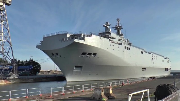 Tàu Sevastopol lớp Mistral đậu tại cảng Saint-Nazaire của Pháp. Ảnh: Ruptly TV