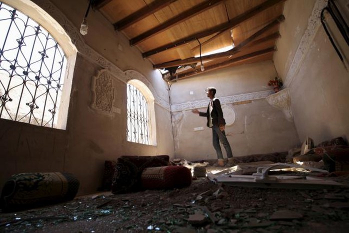 Ngôi nhà của một người đàn ông bị phá hủy gần thủ đô Sanaa. Ảnh: Reuters