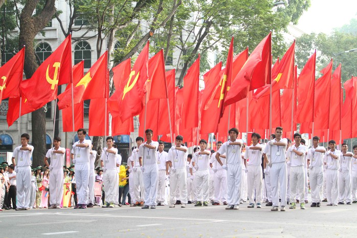 Từng đoàn diễu binh bắt đầu