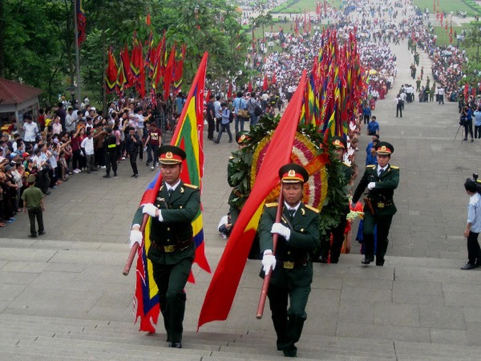 Đúng 7 giờ hôm nay (28-4), đoàn hành lễ bắt đầu di chuyển lên Đền