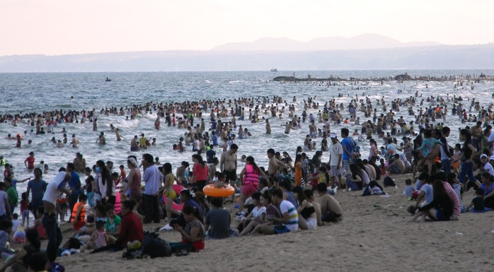 Rất đông du khách đã đến các bãi tắm của TP Phan Thiết trong ngày 1-5