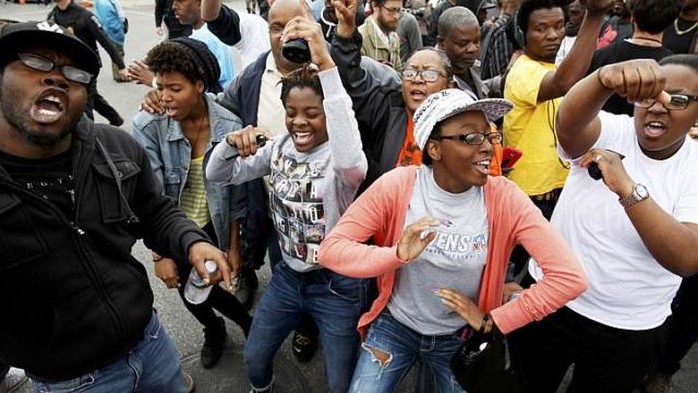 Hàng trăm người vui mừng nhảy múa ở TP Baltimore vì Freddie Gray được trả lại công bằng. Ảnh: Reuters