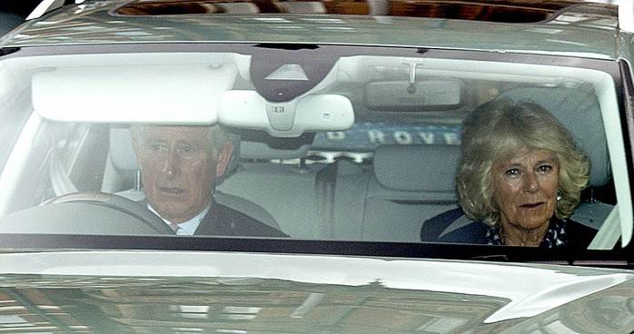 Thái tử Charles và nữ công tước xứ Cornwall, Camilla đến chúc mừng công nương Kate. Ảnh: Daily Mail