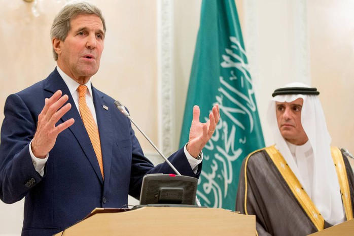 Ngoại trưởng Mỹ John Kerry phát biểu tại Riyadh hôm 7-5. Đứng cạnh ông là Ngoại trưởng Ả Rập Saudi Adel al-Jubeir. Ảnh: Reuters