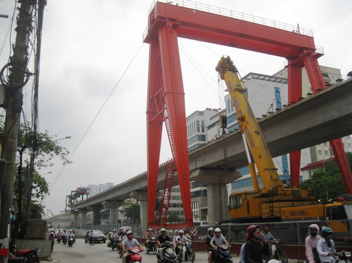 Những cần cầu đang hoạt động thi công tại tuyến đường sắt trên cao Cát Linh - Hà Đông  (đoạn ngã tư Khuất Duy Tiến, Thanh Xuân, Hà Nội) chạy song song với đường Nguyễn Trãi luôn có rất nhiều phương tiện qua lại đây chỉ được quây tôn sơ sài, với những cần cầu có cần dài khoảng 30 đến 40 mét - Ảnh: Nguyễn Hưởng