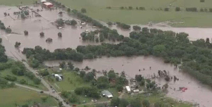 Lũ lụt gần TP Krum, bang Texas. Ảnh: Twitter