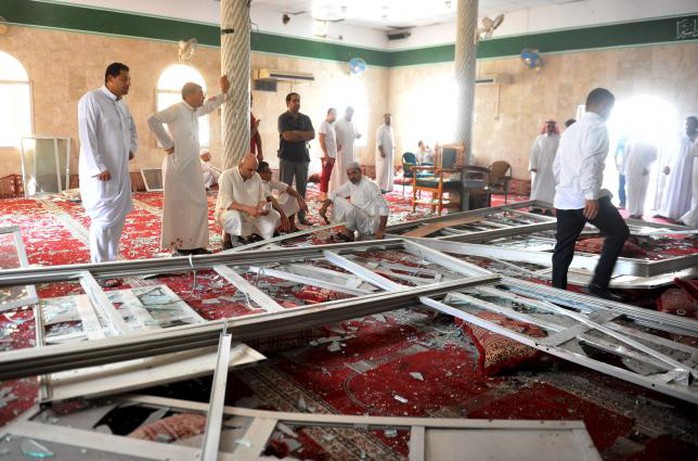 Vụ đánh bom tự sát ở thánh đường Imam Ali, thuộc ngôi làng al-Qadeeh, tỉnh Gatif hôm 22-5. Ảnh: Reuters