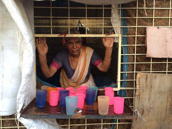 Người phụ nữ bán quán này bán được 800 lít nước mỗi ngày. Ảnh: CNN